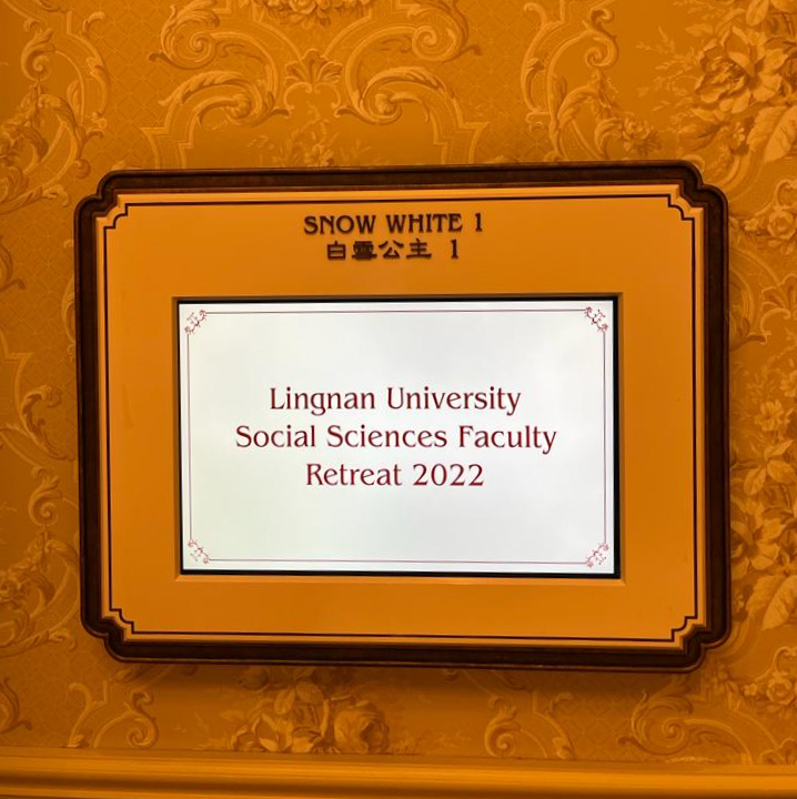 Picture of the doorplate of Social Sciences Faculty Retreat 2022